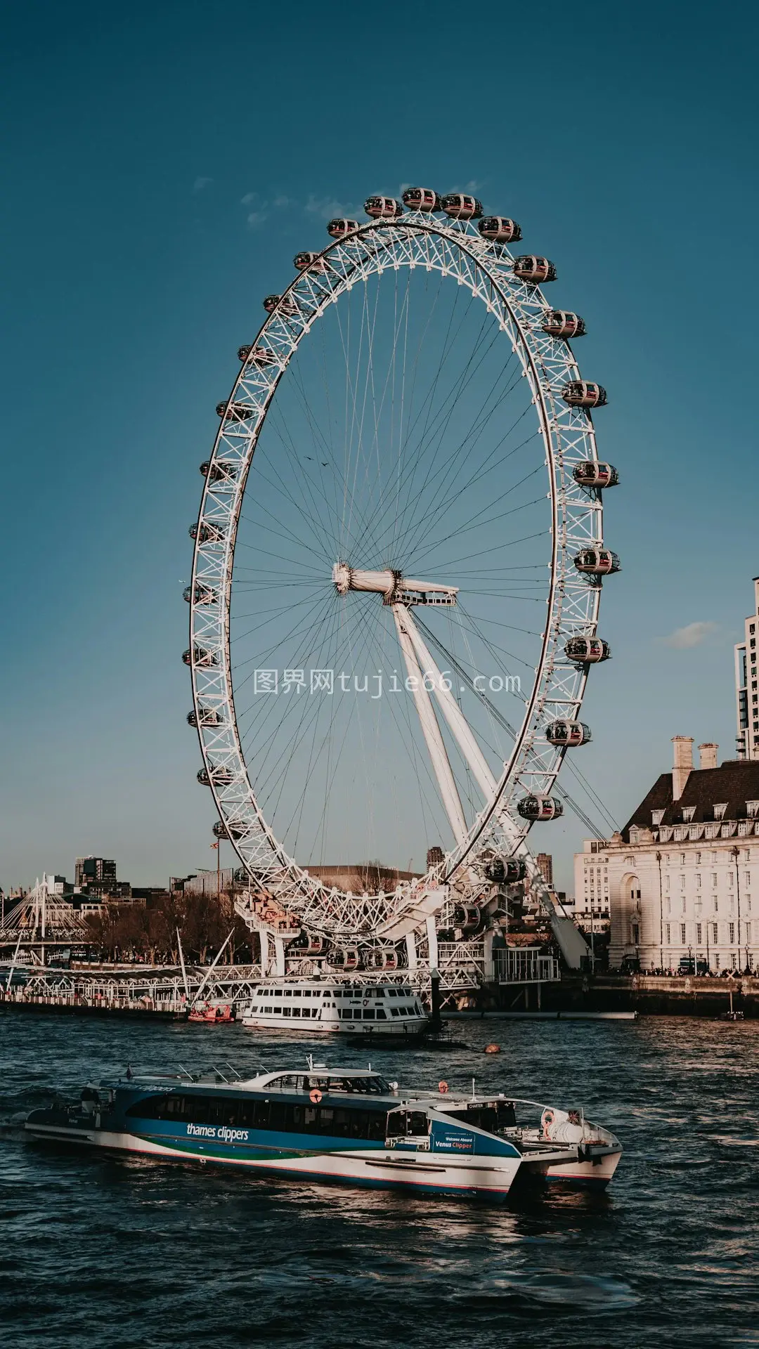 白天摩天轮建筑映衬景图片