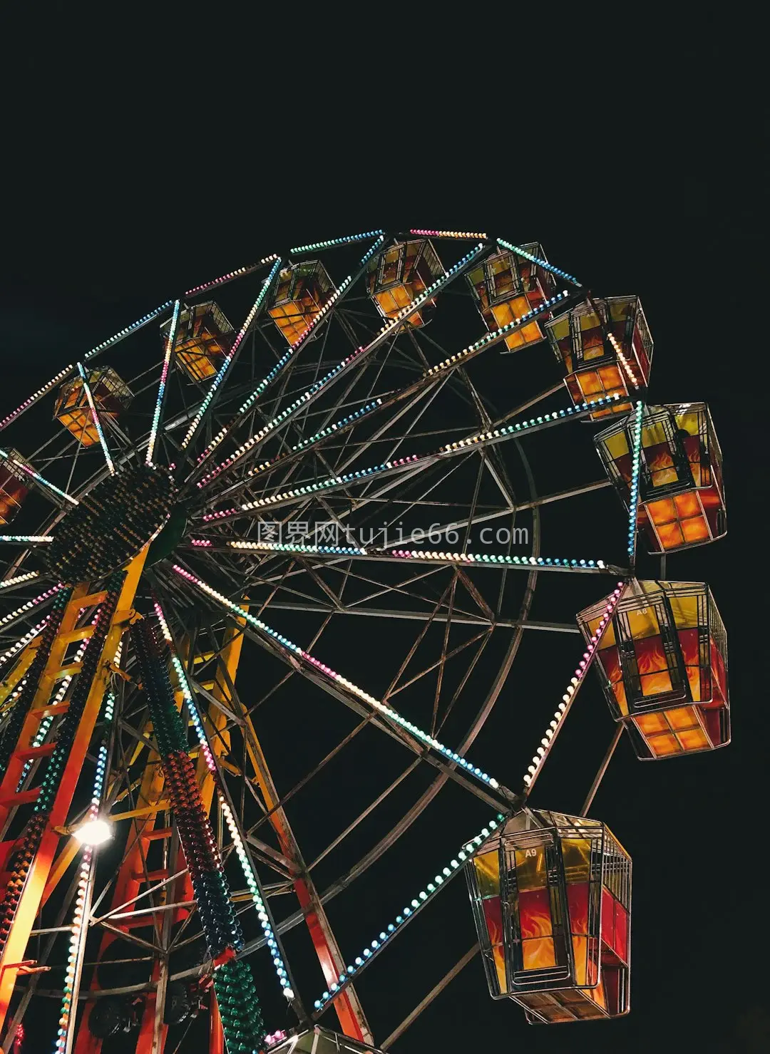 夜色摩天轮虫洞视角摄影图片