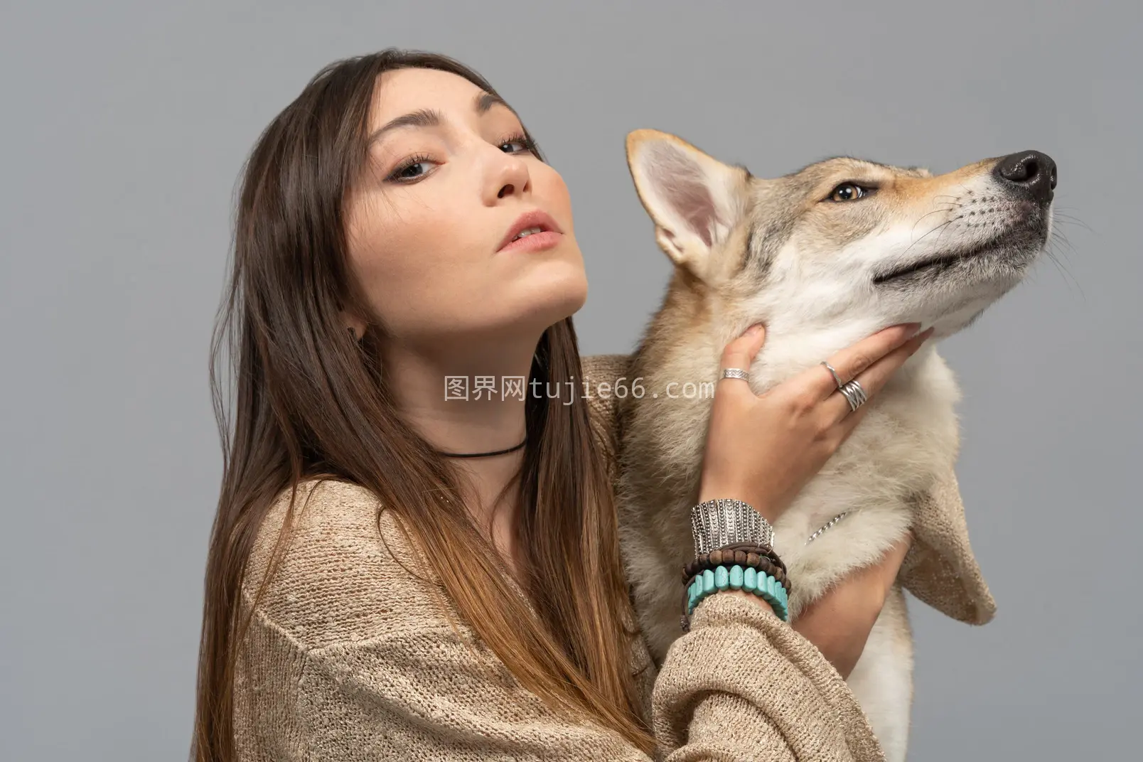 女子紧抱爱犬温情瞬间图片