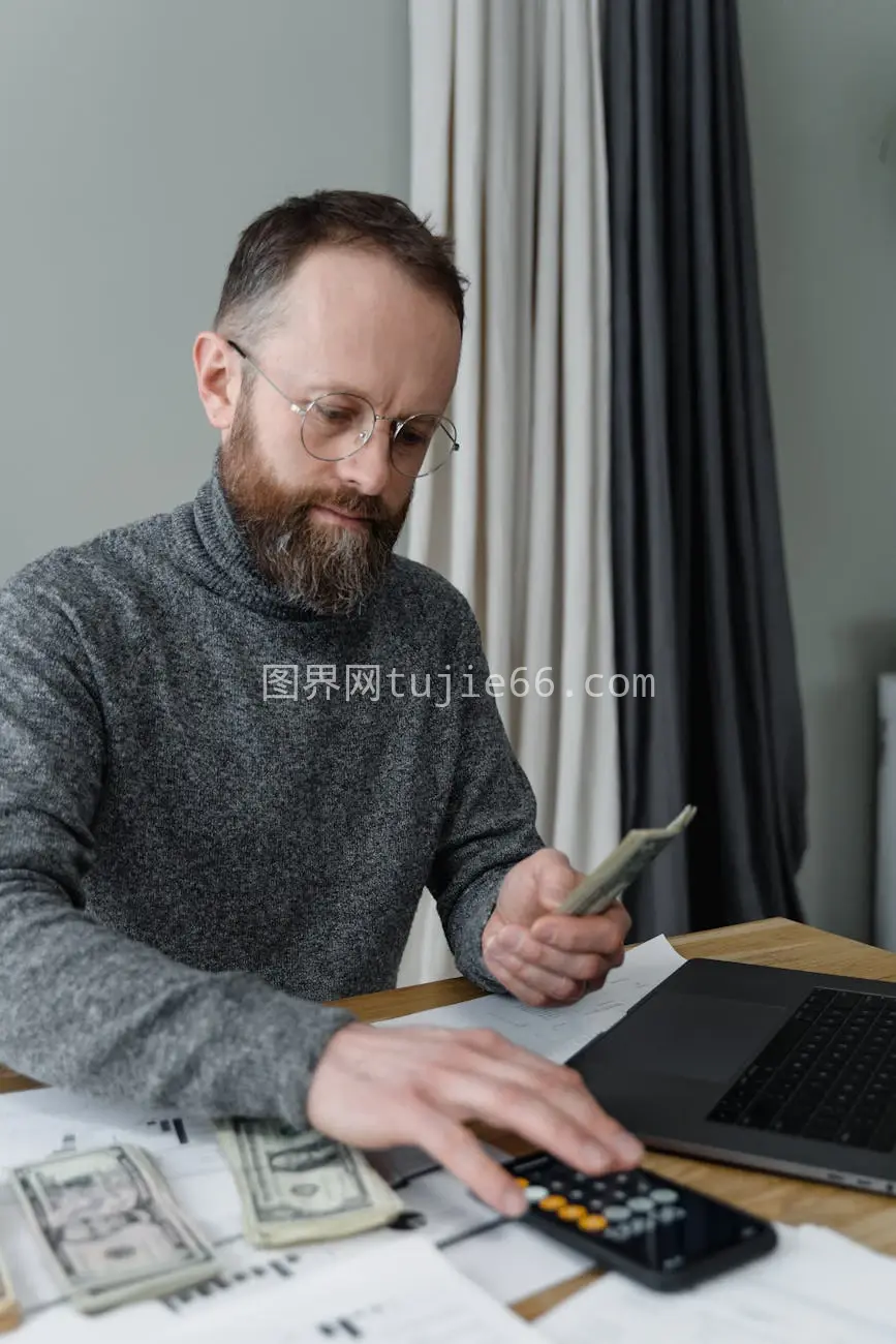 商人室内算账用现金计算器图片