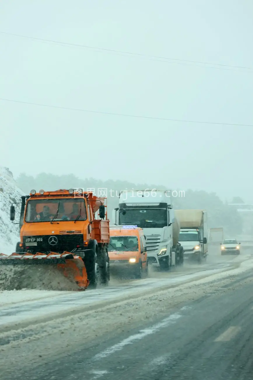 铲雪车队高速公路保安全行图片