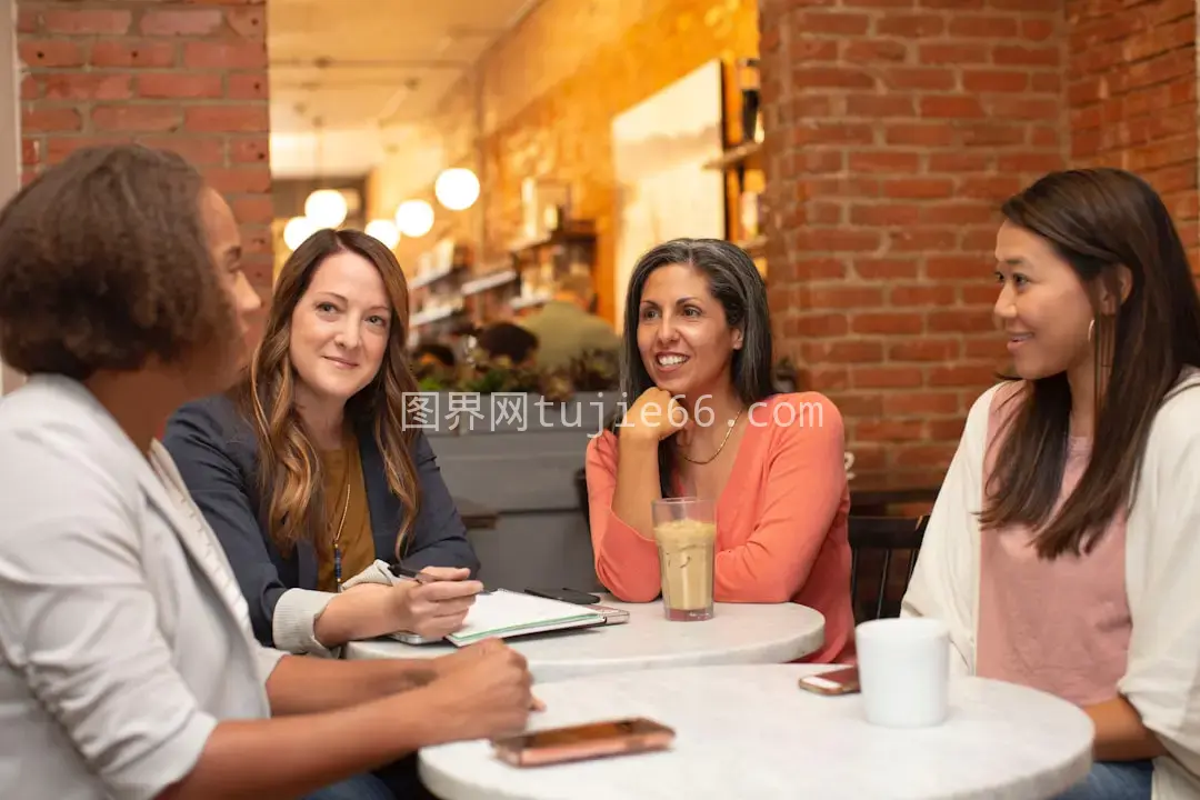 黑夹克旁白西装女图片