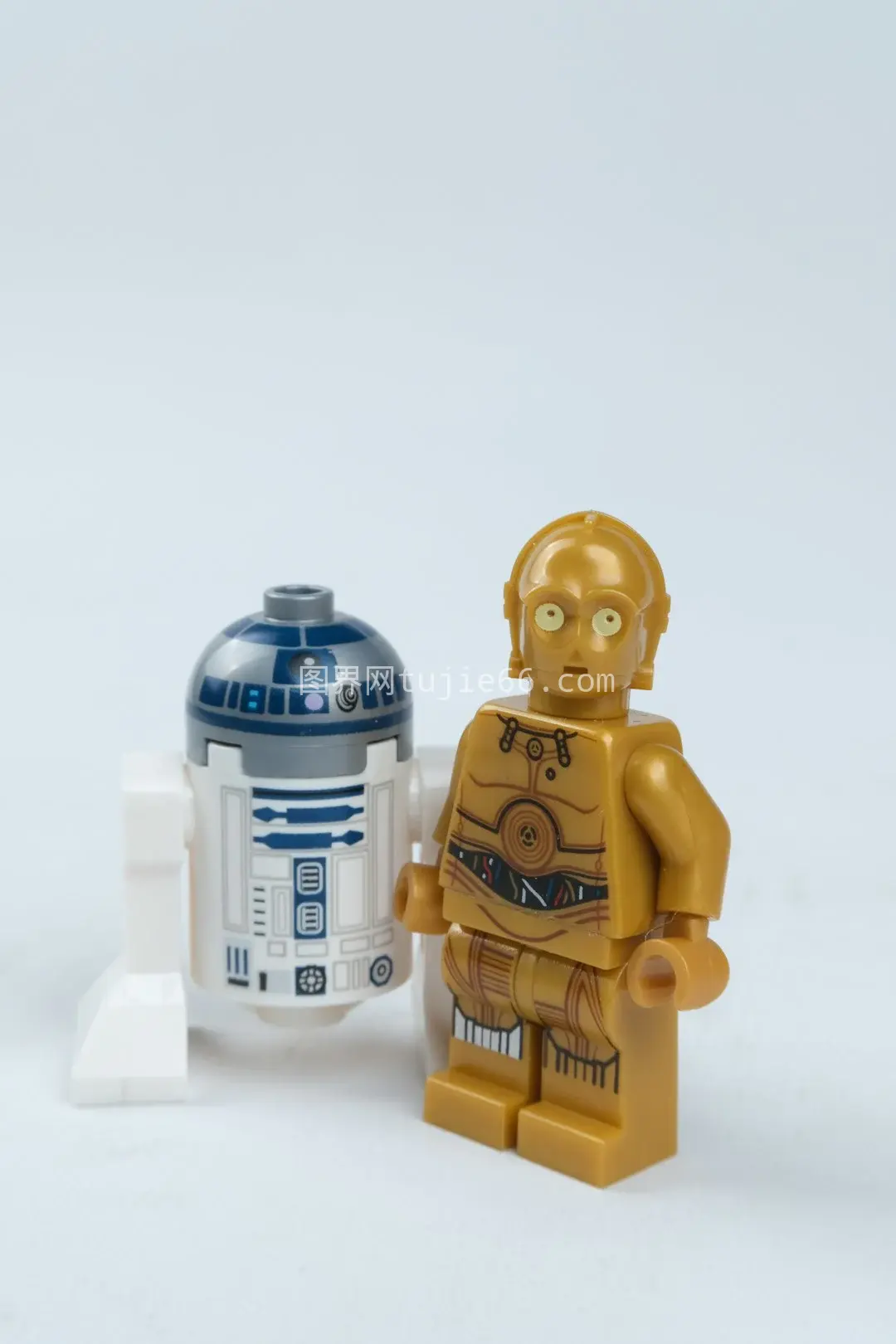 棕色机器人R2D2形象展示图片