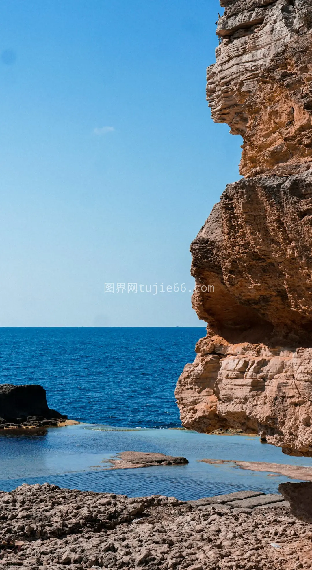 海面棕色岩石白日景象图片