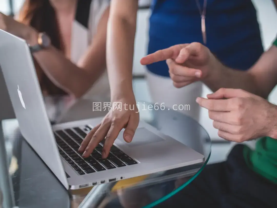 人物触摸指向MacBook Pro屏互动使用图片