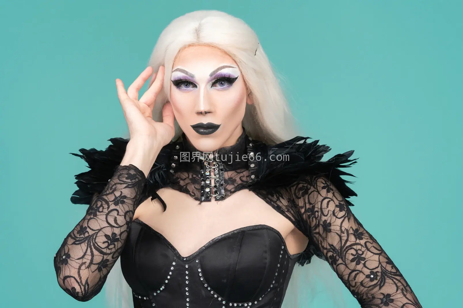 dragqueen触摸面部镜头聚焦图片