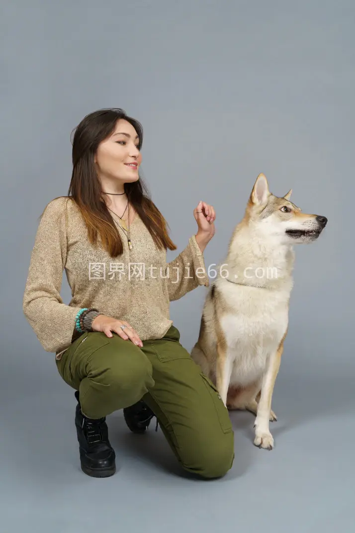 微笑女性主人和爱犬温馨合影图片