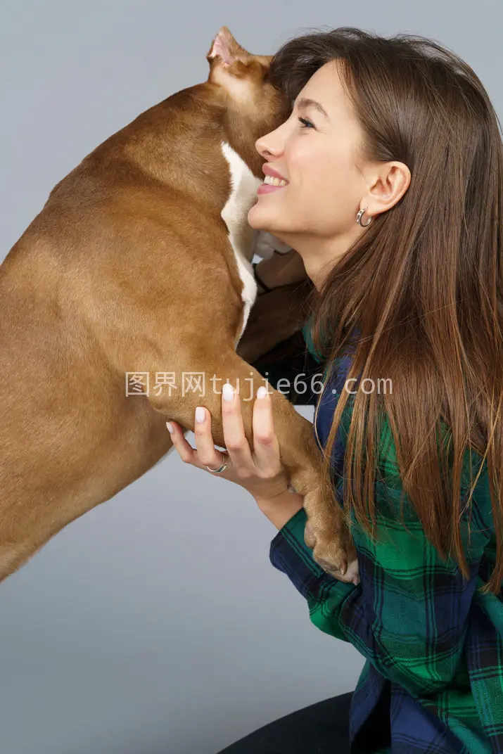 女性侧面微笑抱斗牛犬图片