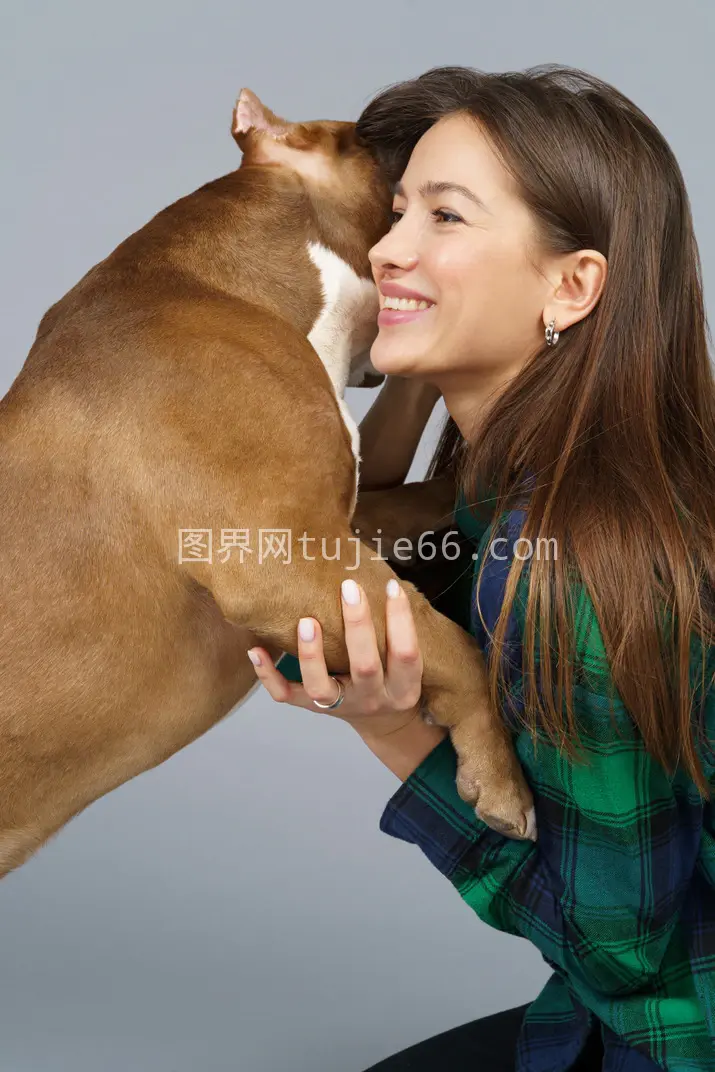 女性侧面微笑抱斗牛犬图片