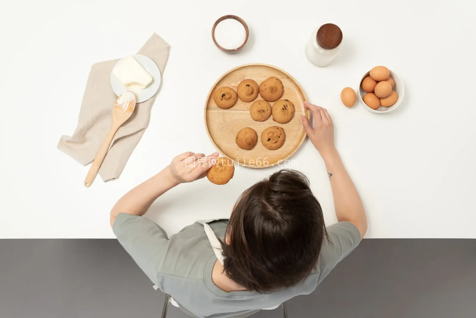 女性烘焙师制作饼干图片