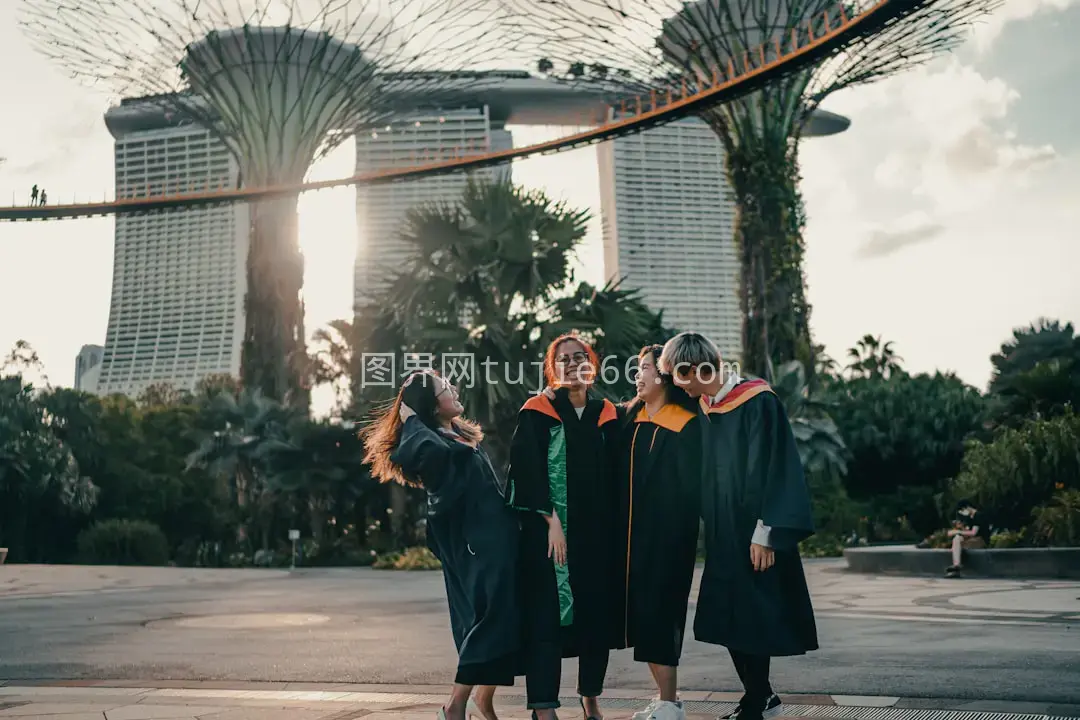 黑色学术装女性白日灰地映像图片