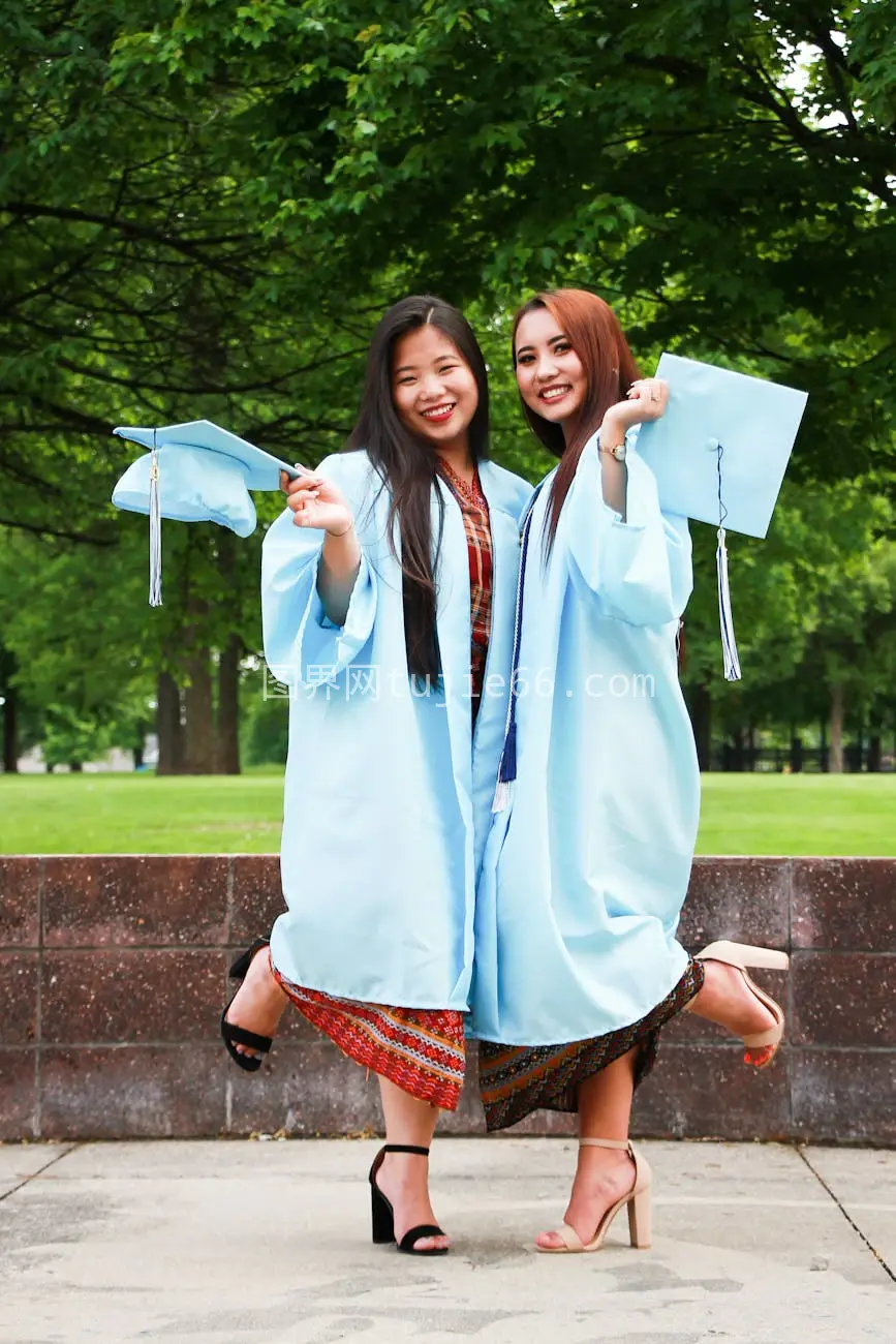 亚洲女性毕业装户外庆祝快乐表情图片