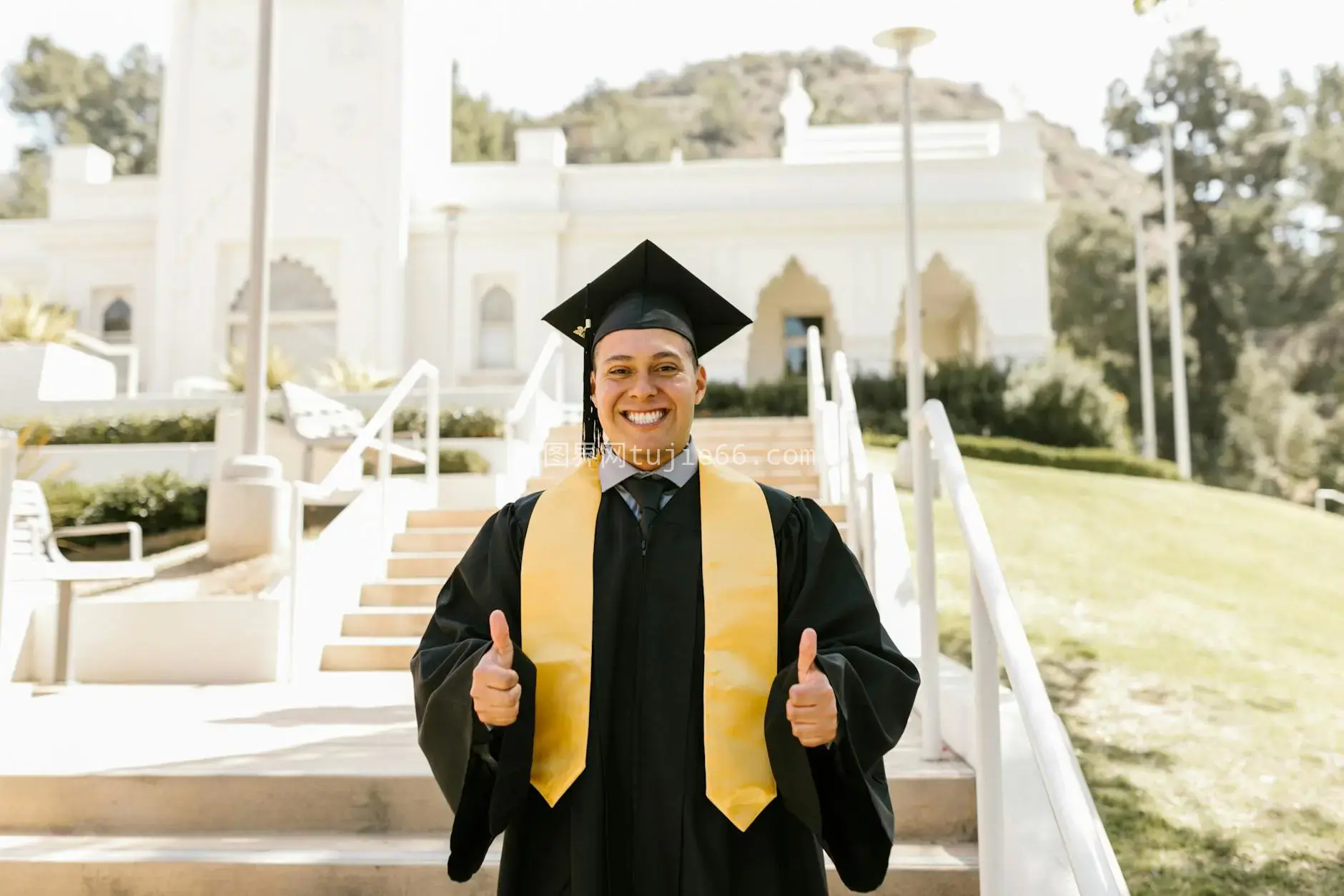 学士服毕业生室外庆祝成功竖拇指图片