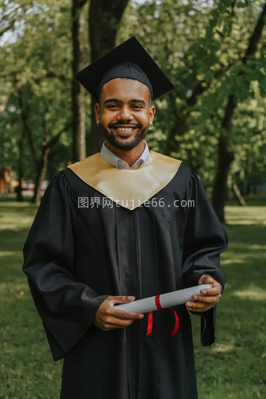 毕业生学士服文凭户外庆祝图片