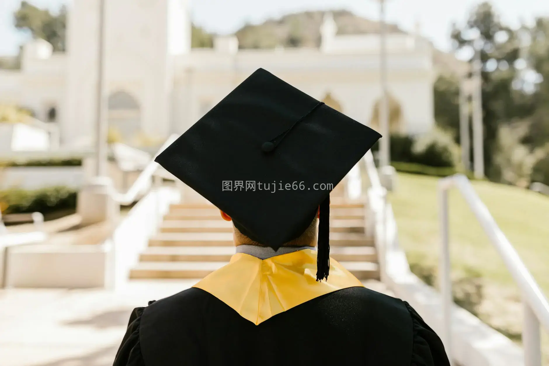 学士服毕业生室外合影建筑背景图片