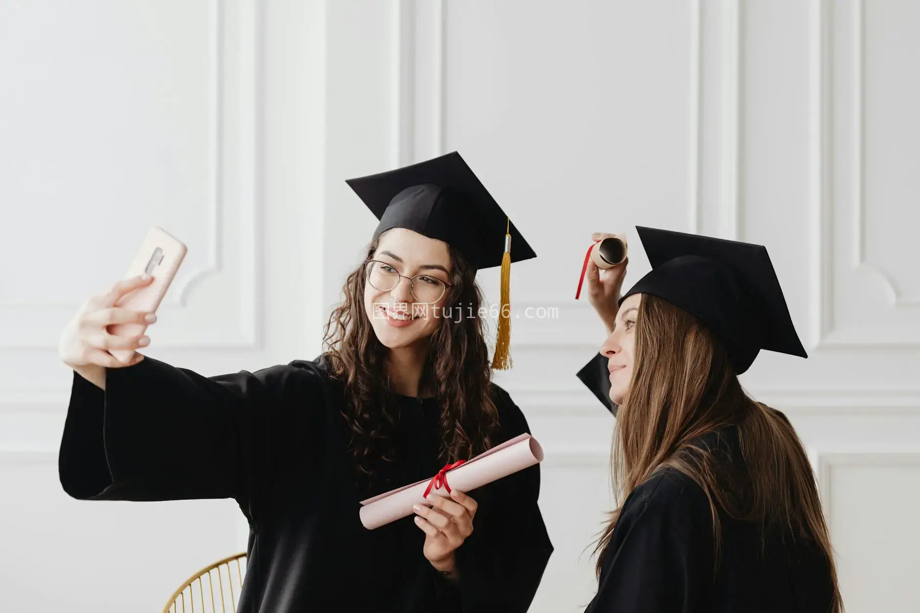 女毕业生室内自拍学位证书照图片