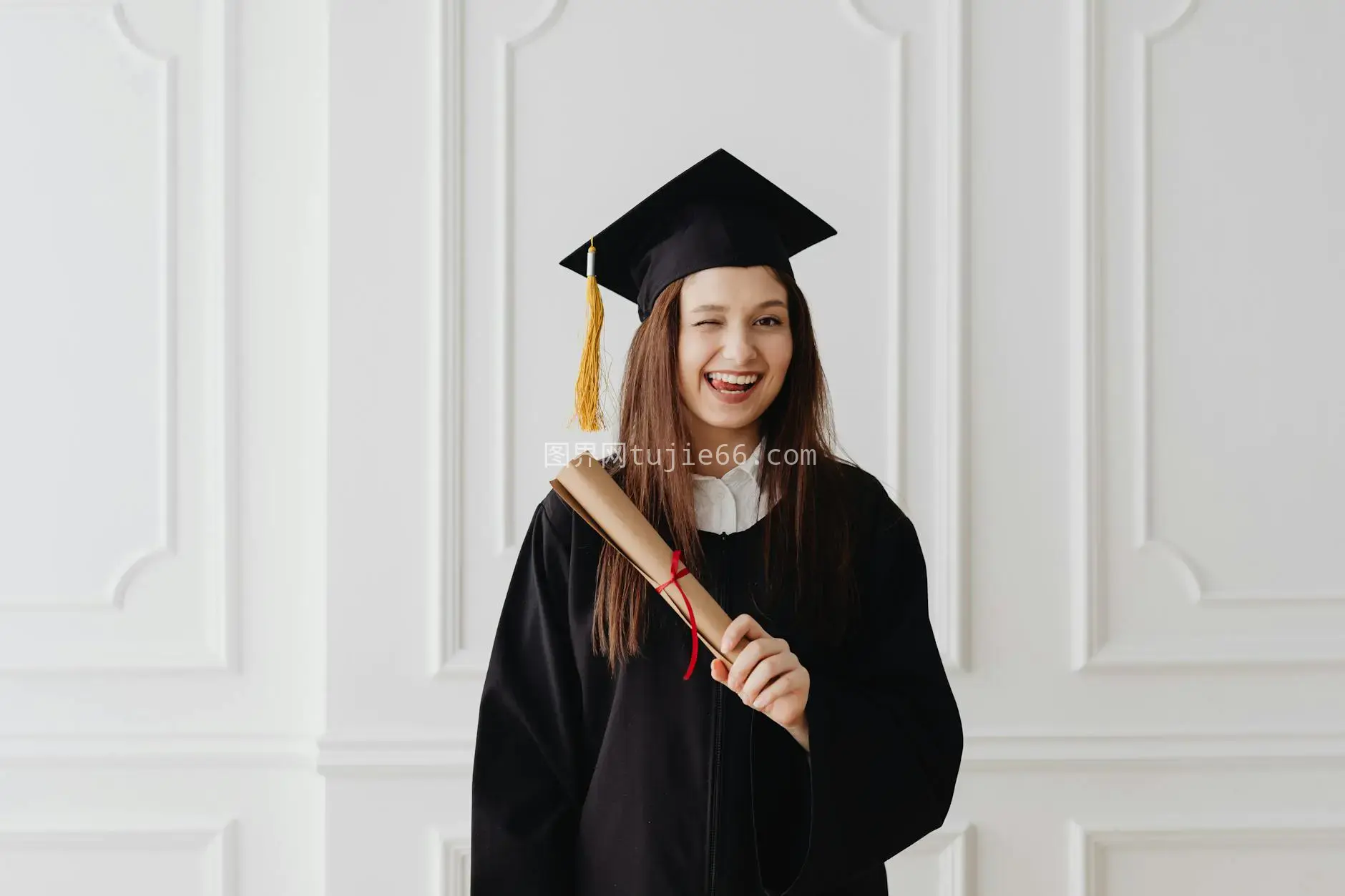 毕业生学位服庆祝毕业照图片