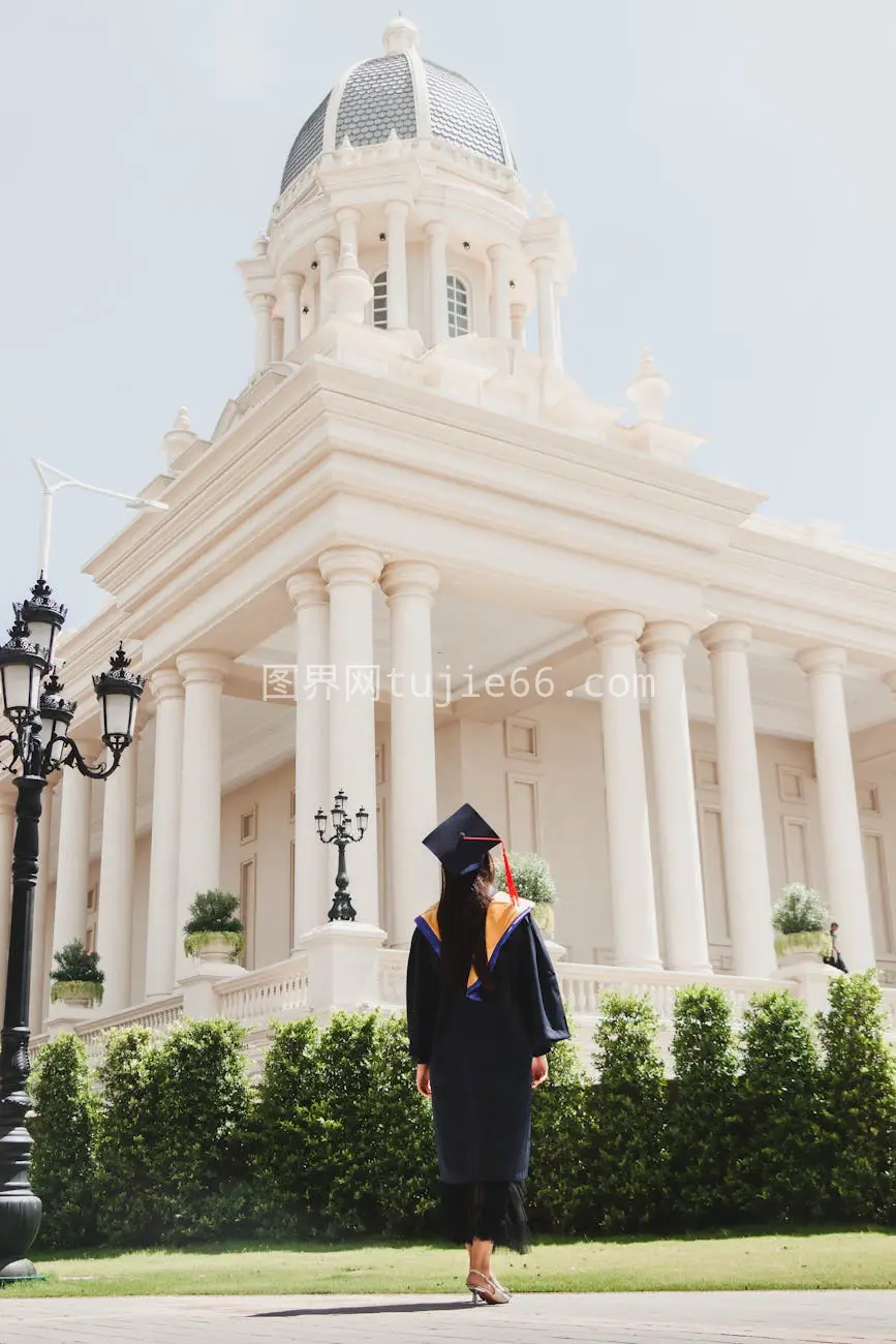 金边大学毕业生学士服风采图片