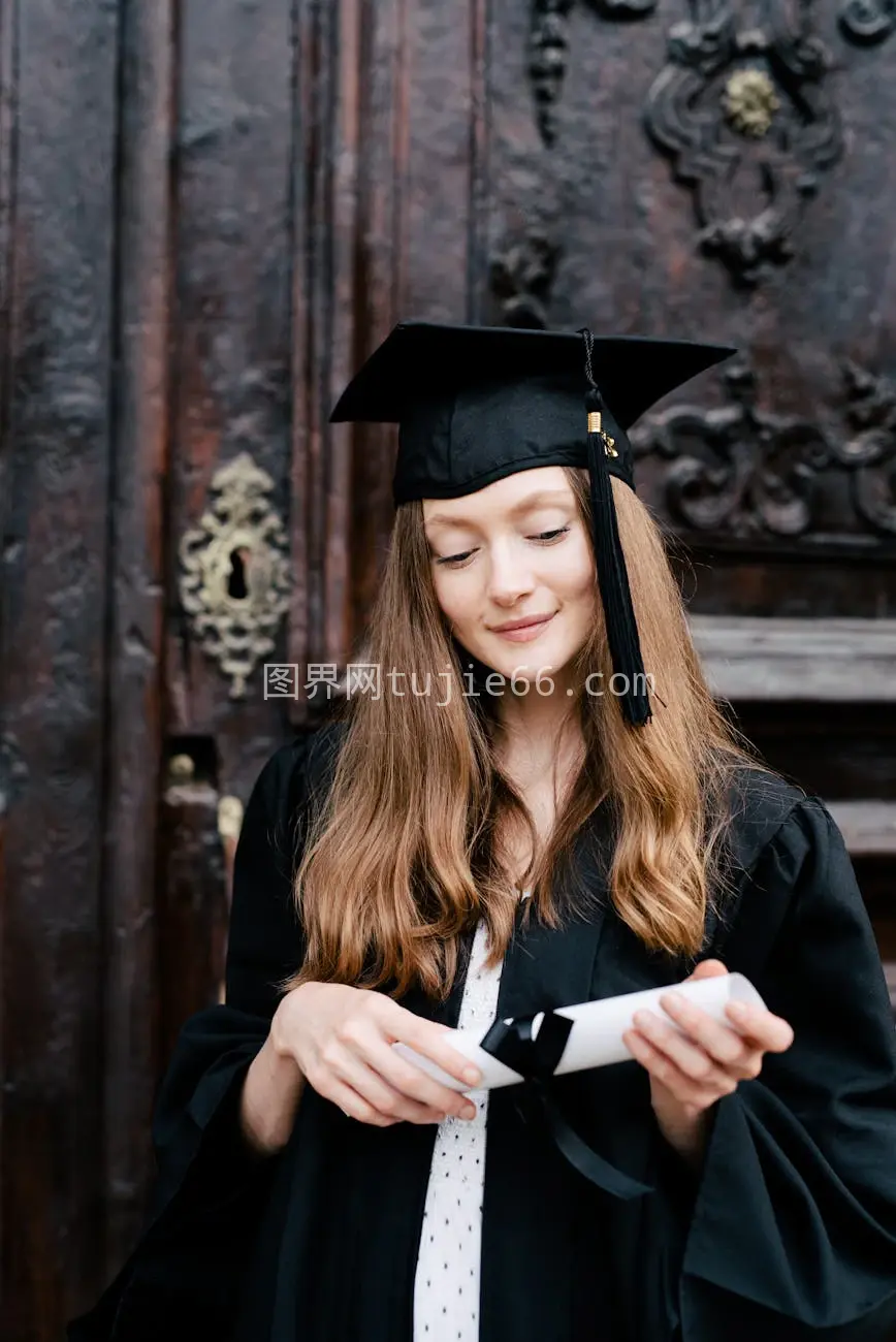 微笑毕业女性手持文凭肖像图片