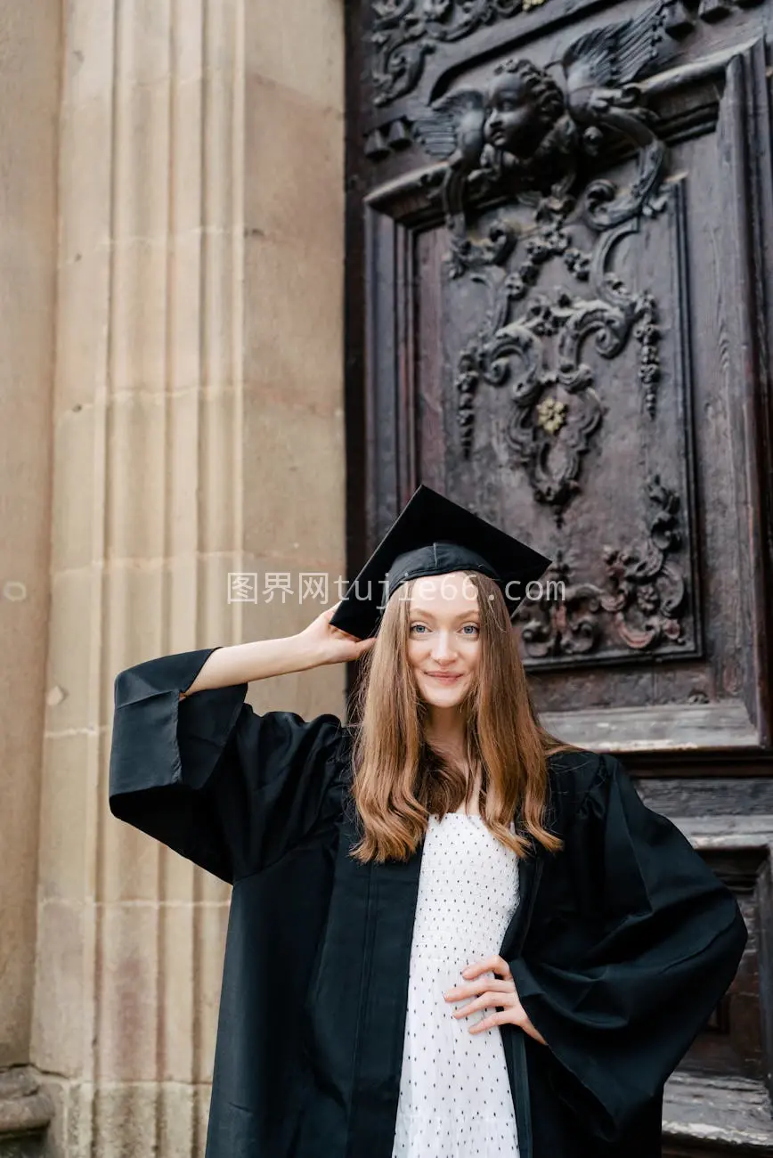 微笑女性学士服装饰门前自信站图片