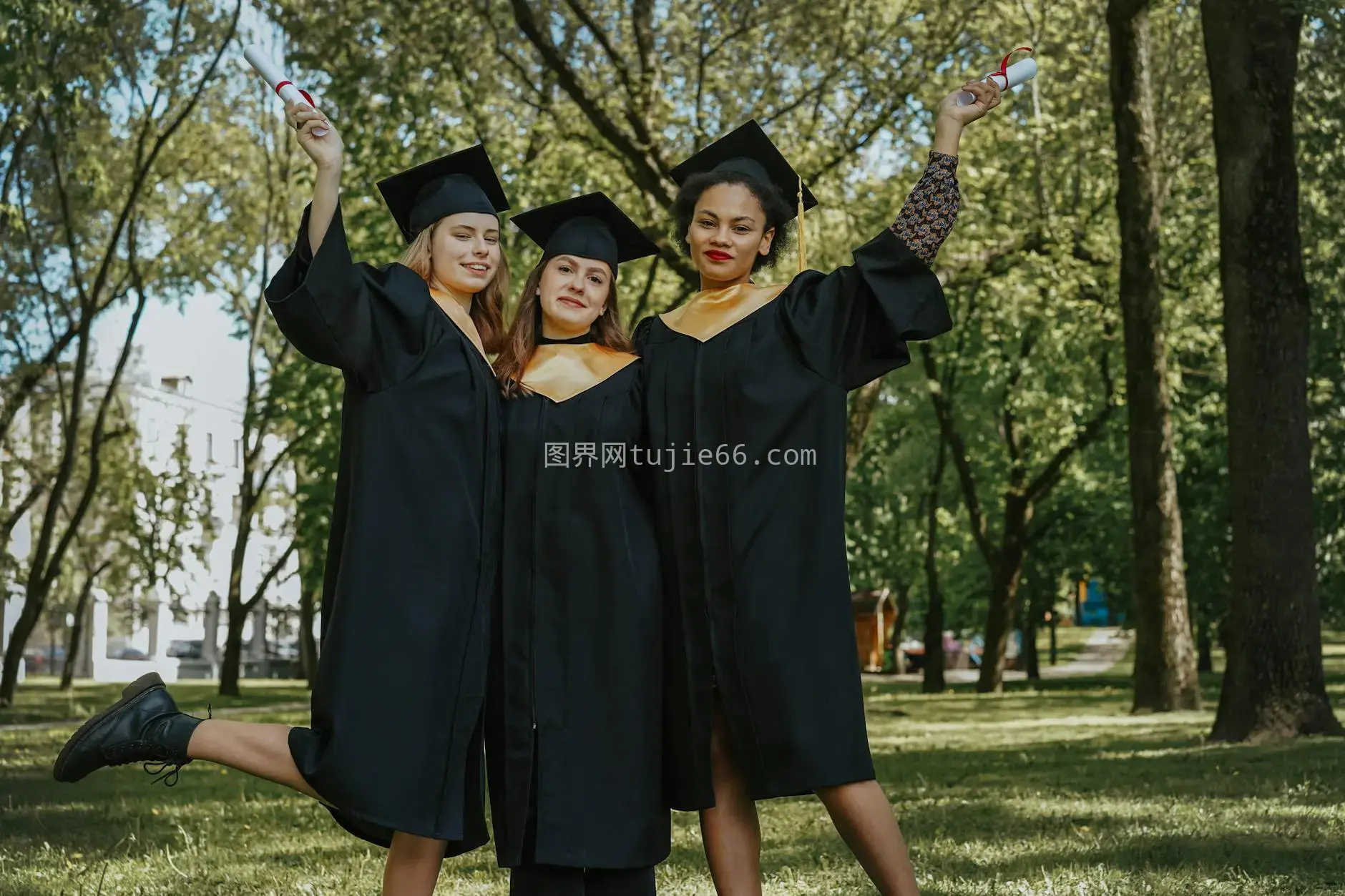 户外学士帽庆祝毕业三位女性图片