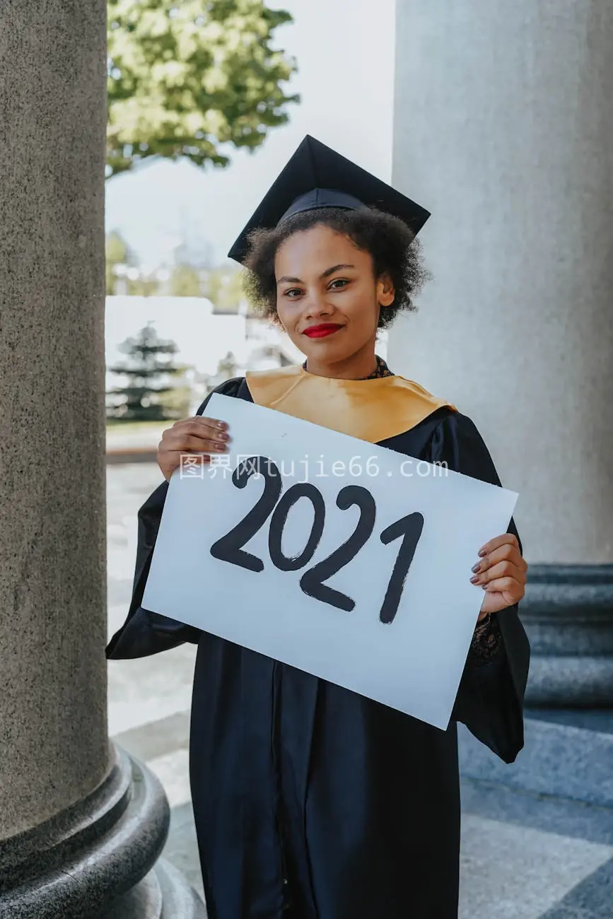 2021年毕业生学士服庆祝时刻图片