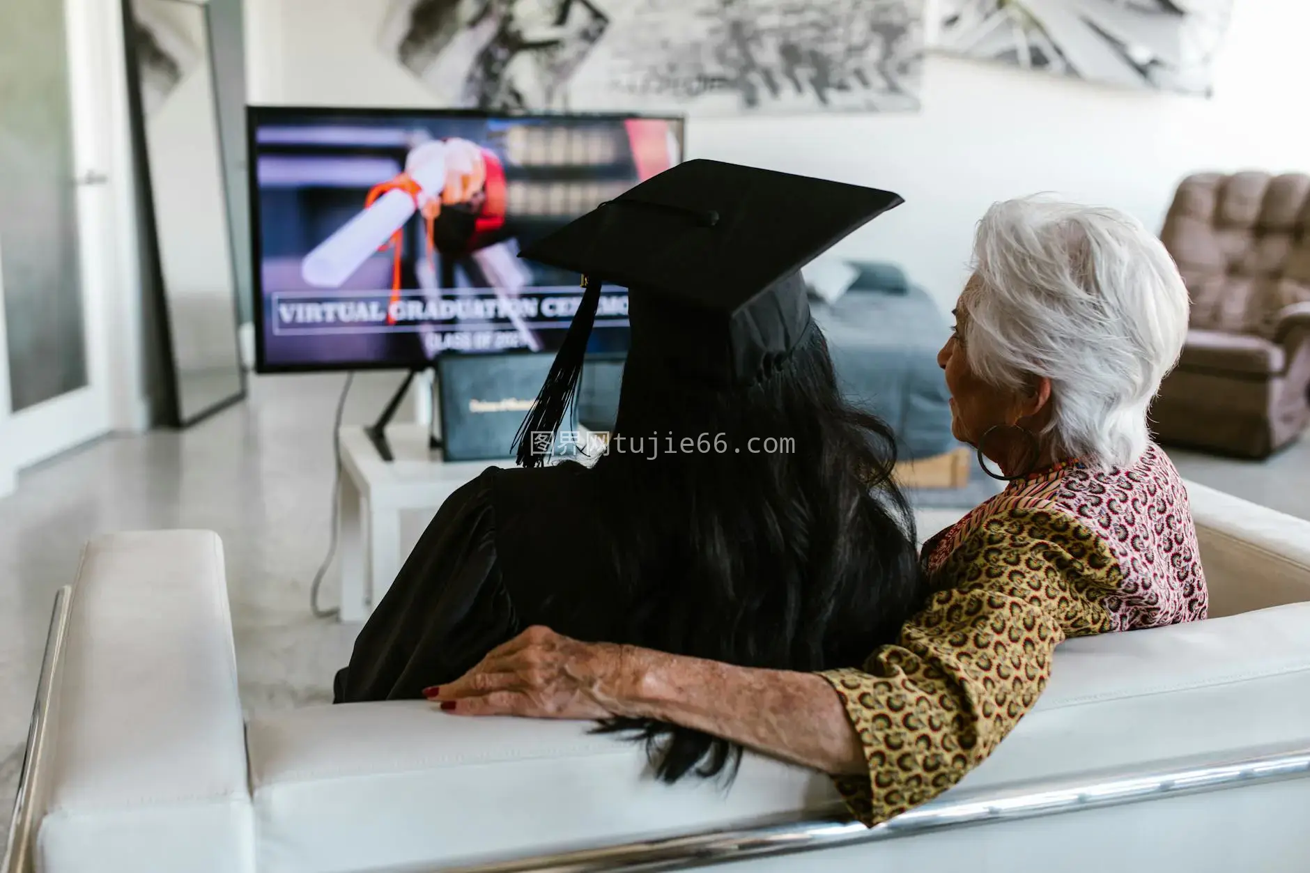 祖母孙女共庆虚拟毕业拥抱情图片