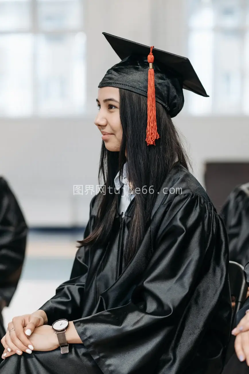 女子微笑毕业典礼盛装亮相图片