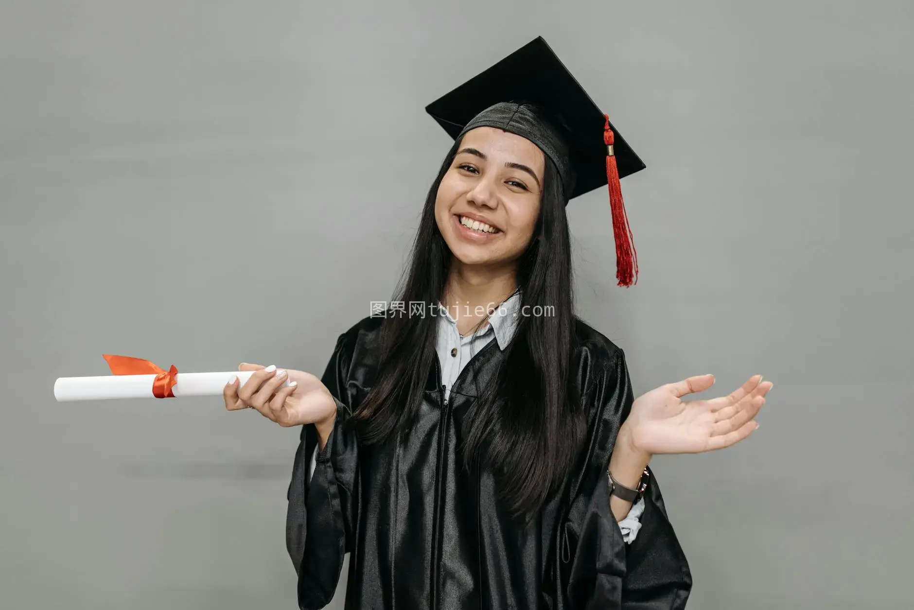 女子学士服微笑握文凭学术成功图片