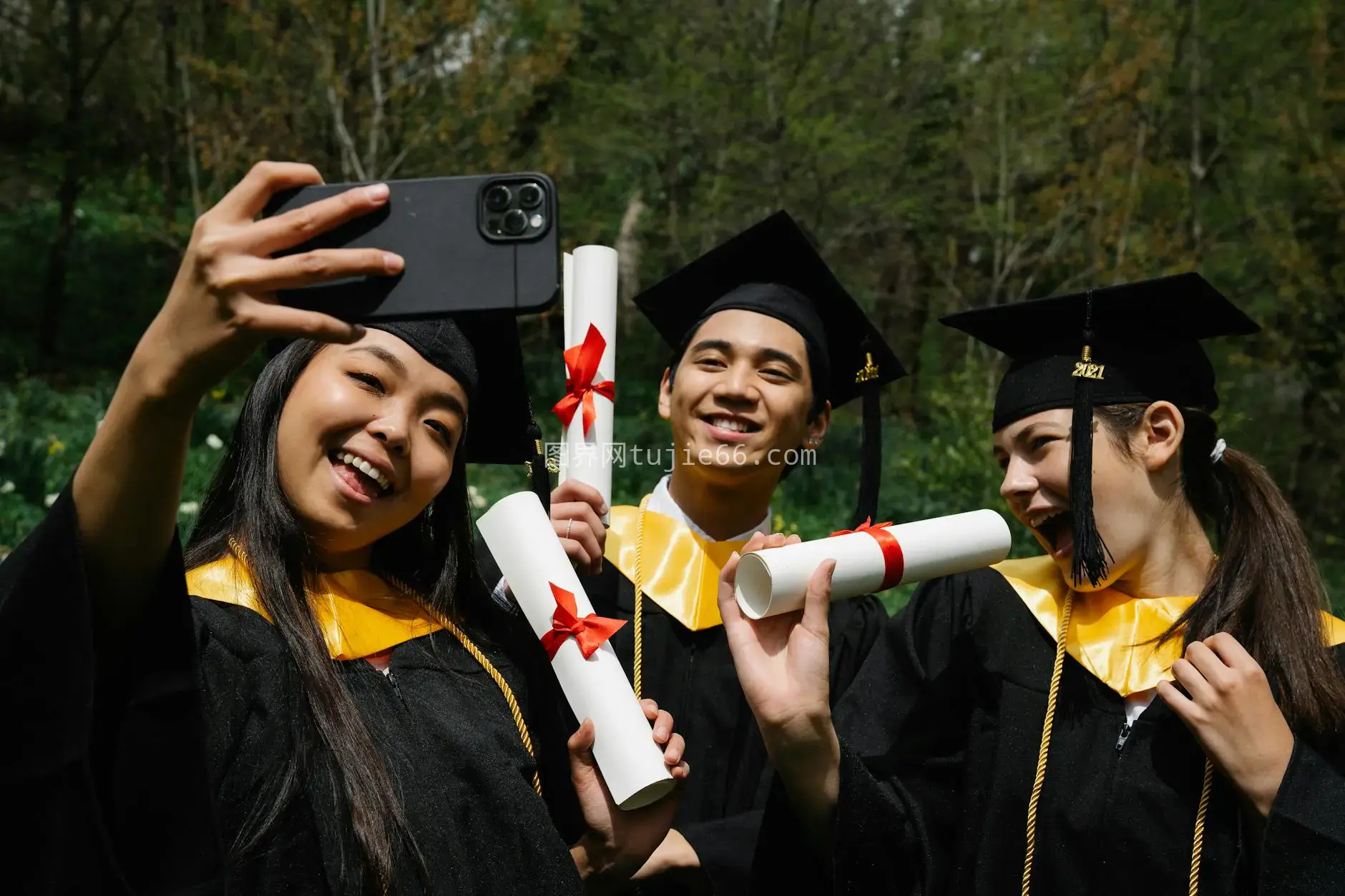 毕业生学士帽学位服自拍庆祝图片