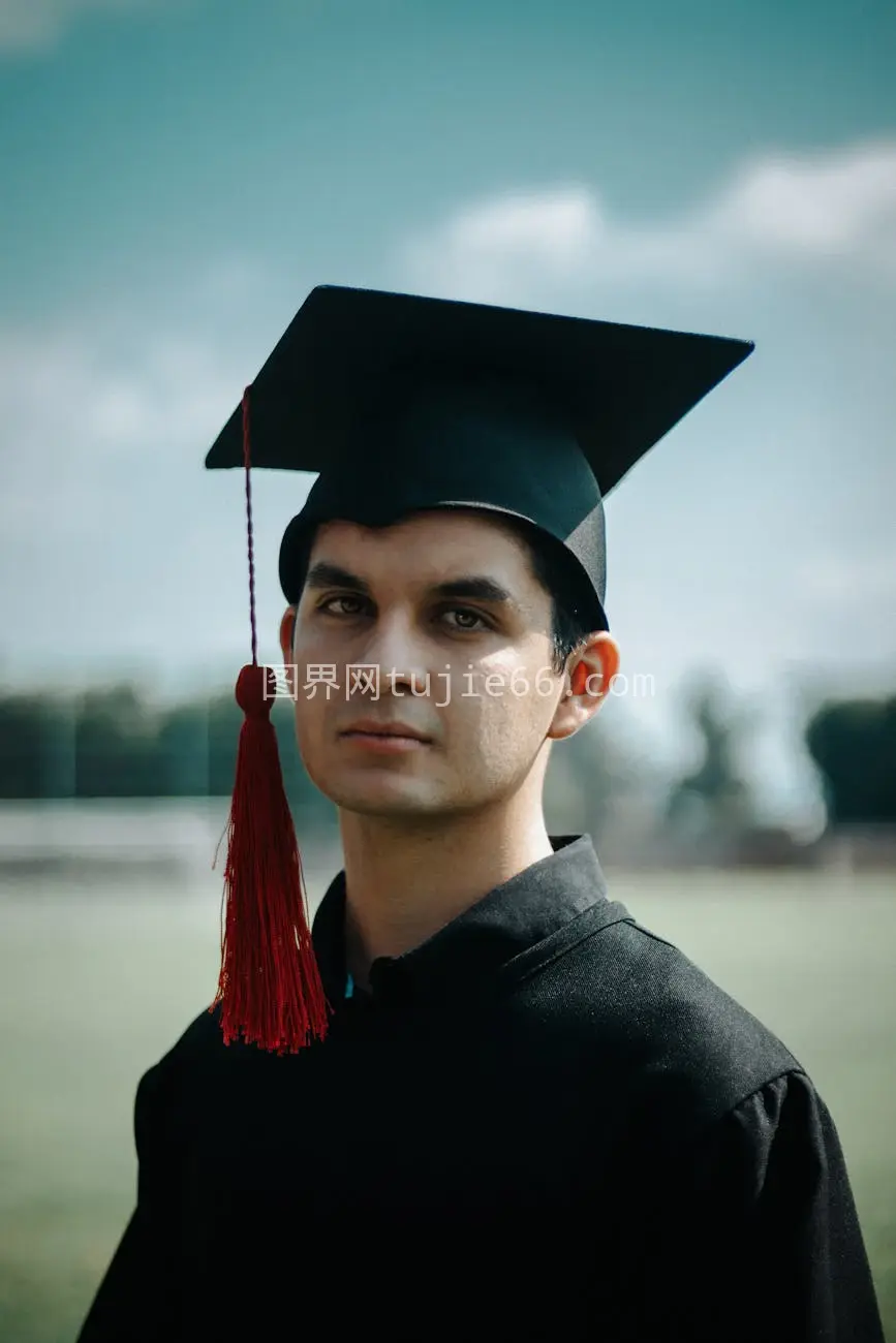 学士帽学士服户外成就照图片