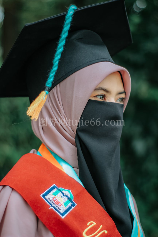 印度尼西亚穆斯林女大学生戴头巾毕业照