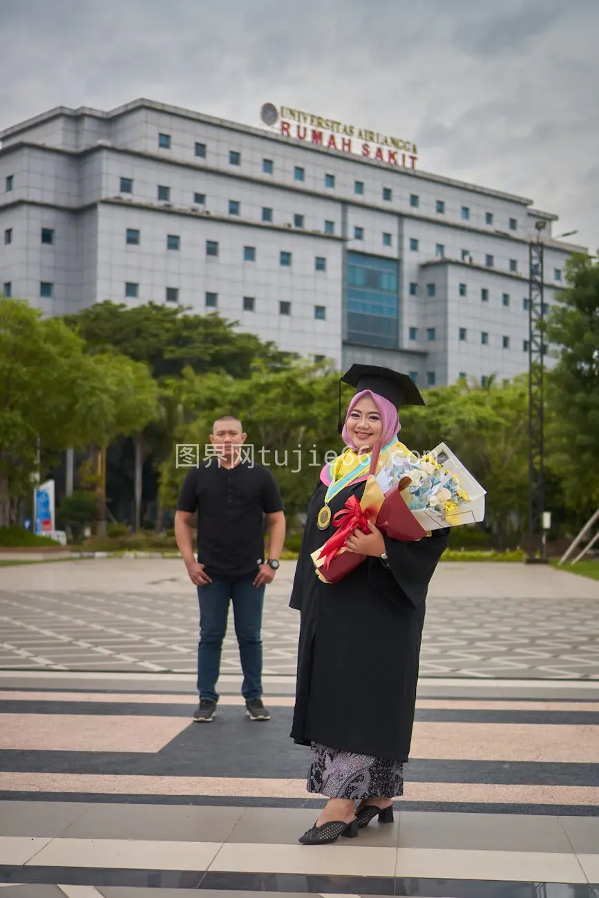 青春绽放毕业花束Universitas Airlangga校园图片