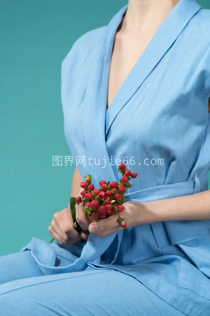 女性手持花束画面图片