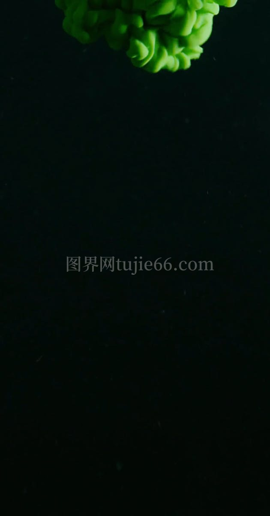 绿色油漆滴水中瞬间