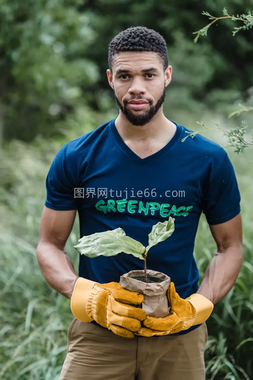 男性志愿者户外植树环保行动图片