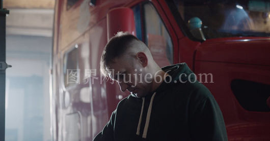 男子汽缸盖维修瞬间