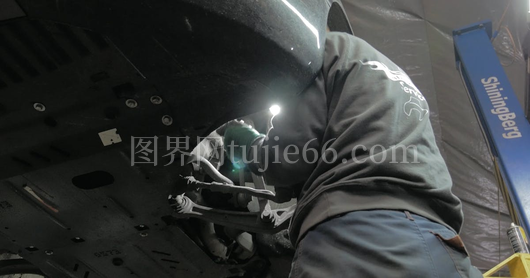 男子汽车维修瞬间