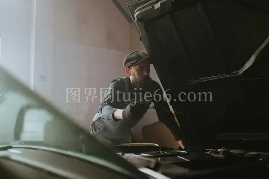 昏暗车库男性机械师专注车辆维修