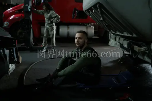 车间卡车维修工程师专注保养