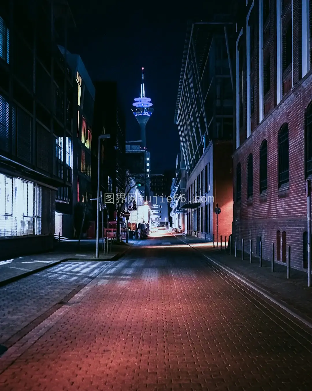 夜色红砖路映衬建筑间景致图片