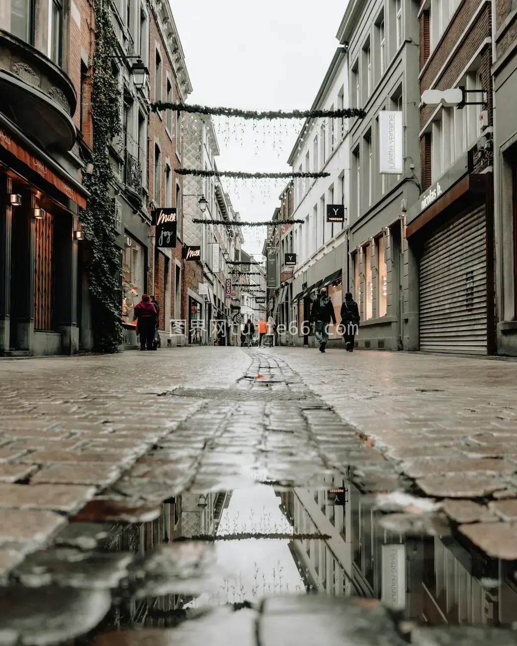 雨中鹅卵石街道城市建筑倒影图片