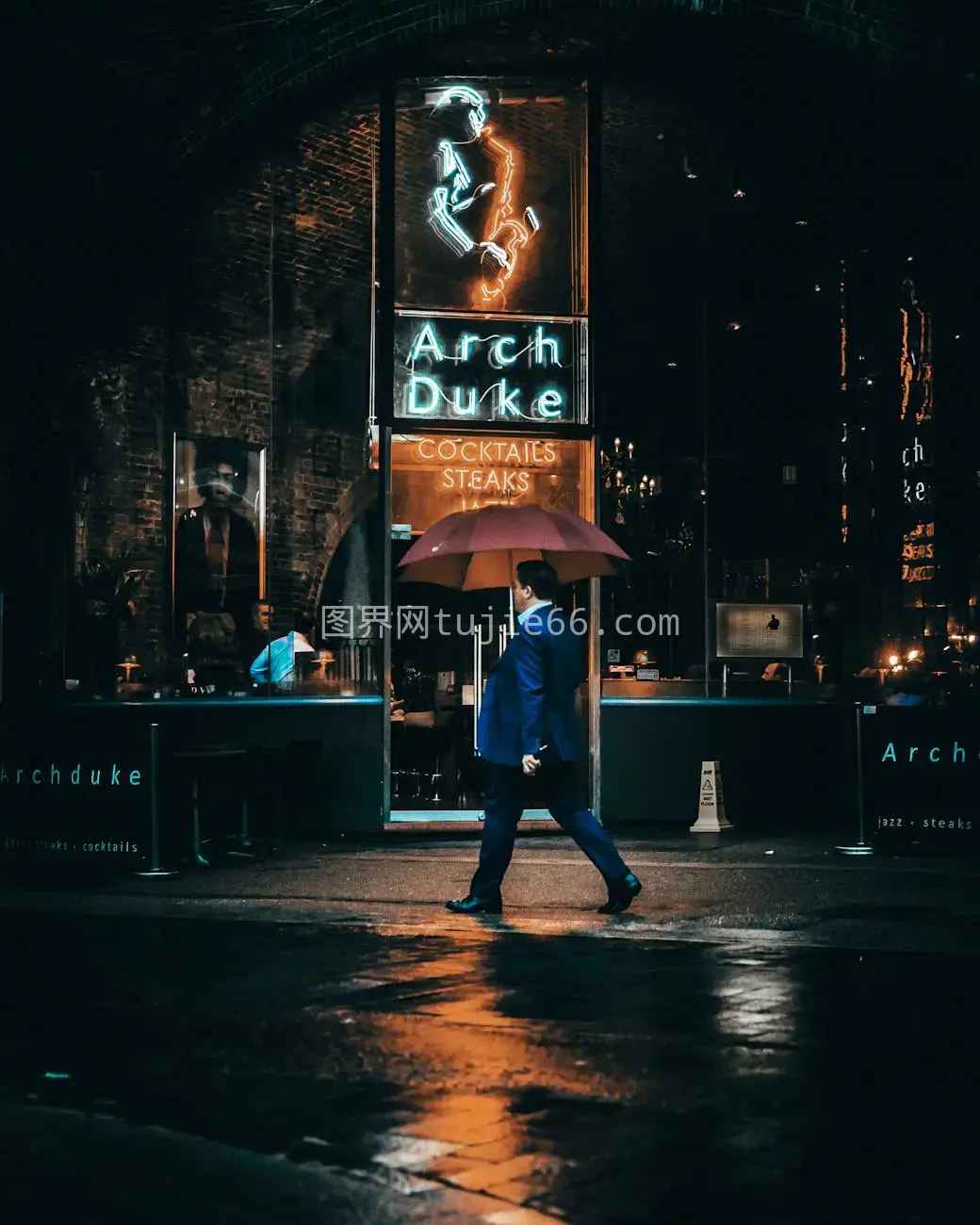 雨夜红伞男士过阿奇杜克图片