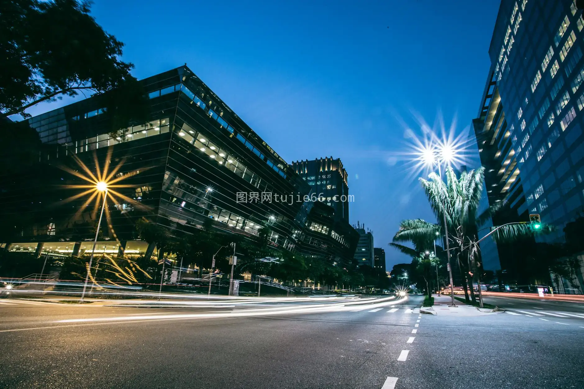 夜晚城市街景现代建筑下路灯长曝光图片