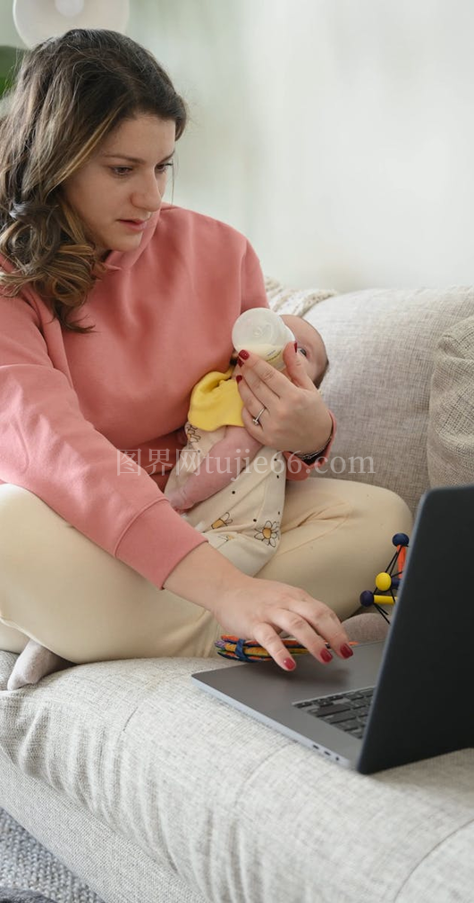 哺乳电脑两不误的母亲瞬间