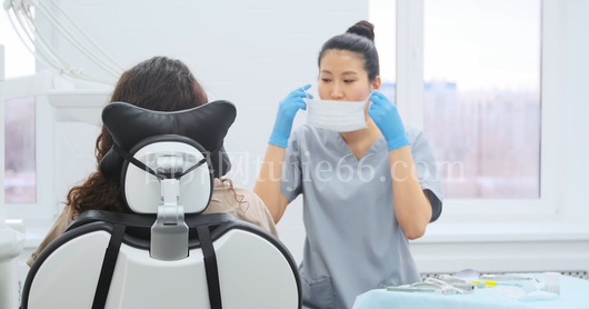 牙医细心检查患者健康