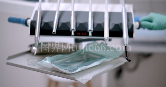 牙医细心检查患者状况