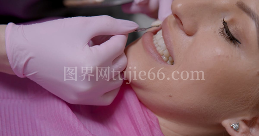 医生细心检查患者口腔健康