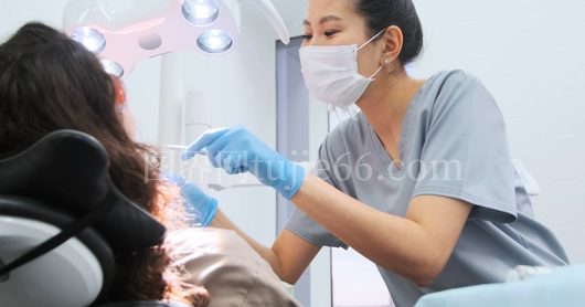 牙医细心检查患者口腔健康