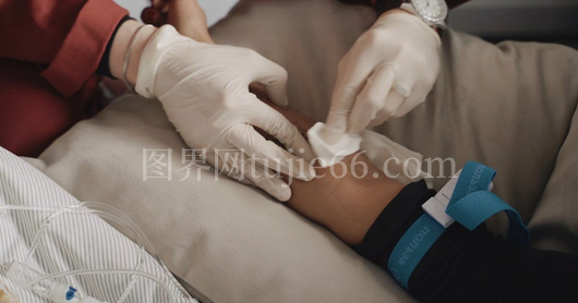 医护人员细心擦拭患者手部